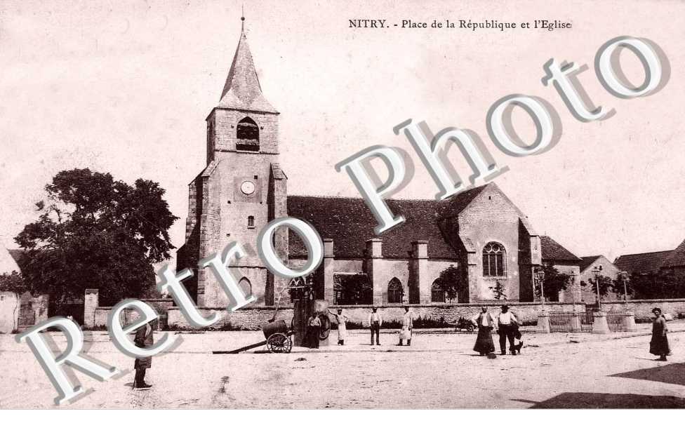 PLACE DE LA REPUBLIQUE ET L'EGLISE