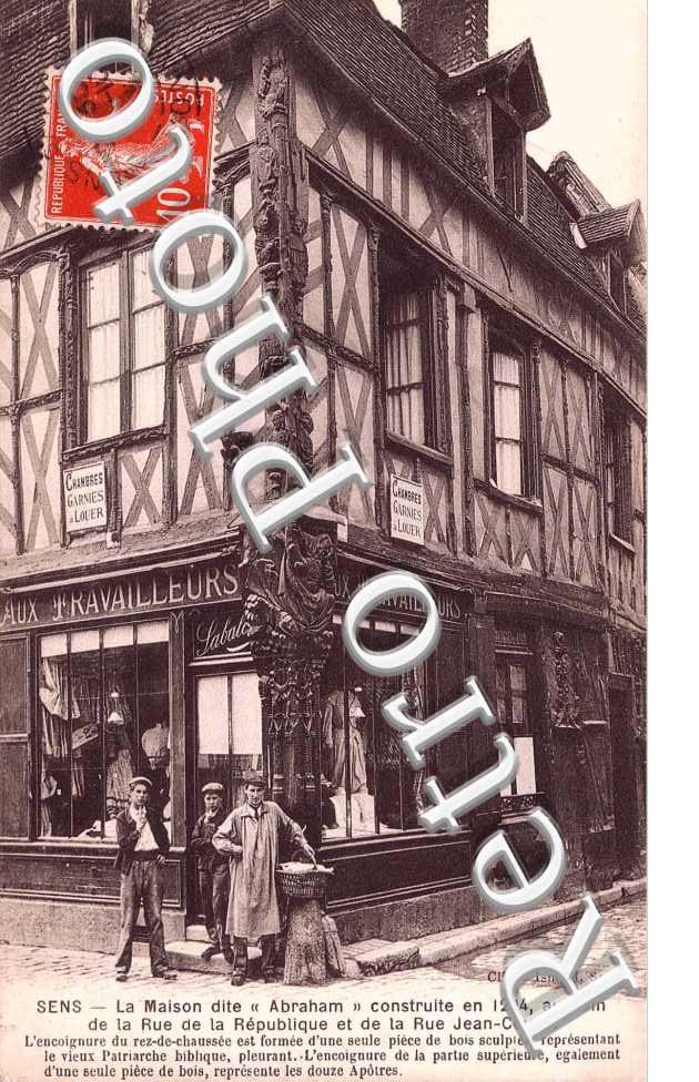 la maison dite "Abraham" construite en 1204, au coin de la rue de la Republique et de la rue Jean Cousin