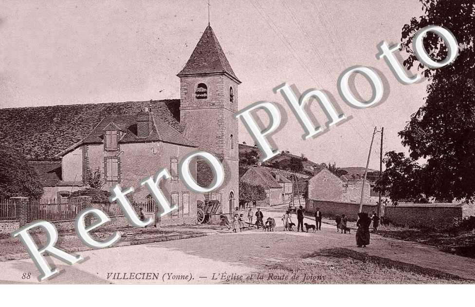 L'eglise et la route de Joigny