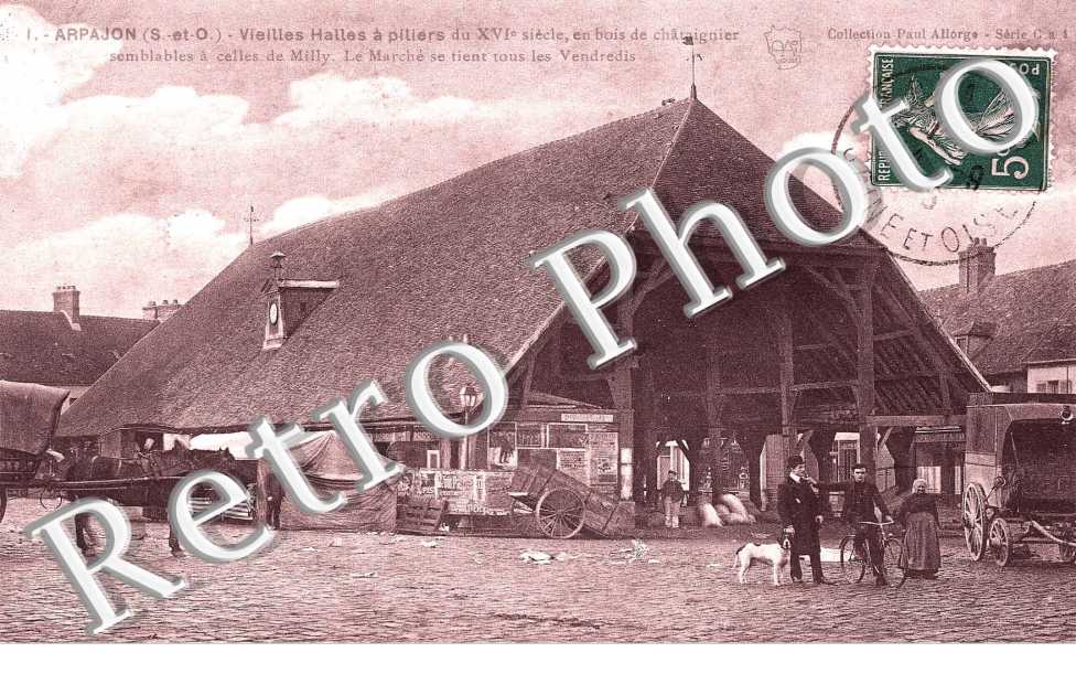 Vieilles Halles a piliers du XVIe siecle, en bois de chataignier