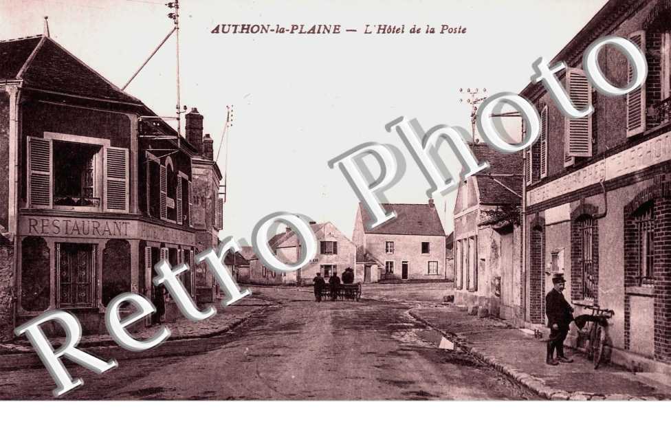 L'Hotel de la Poste (restaurant a gauche)