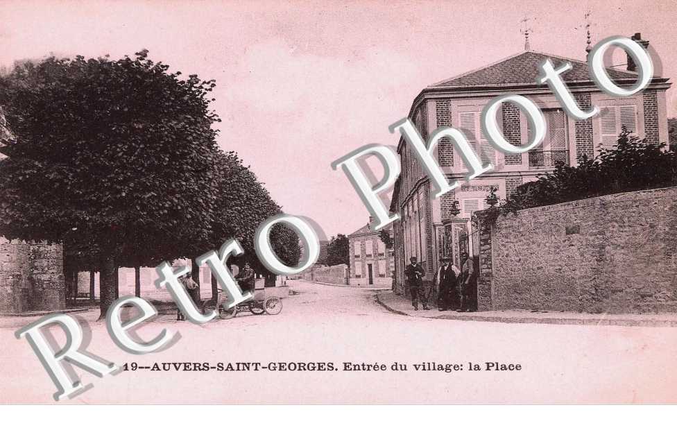 Entree du Village et la Place