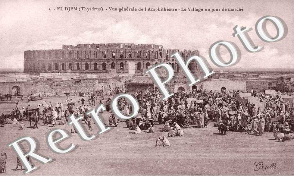 Vue generale de l'Amphitheatre, le Village un jour de Marche