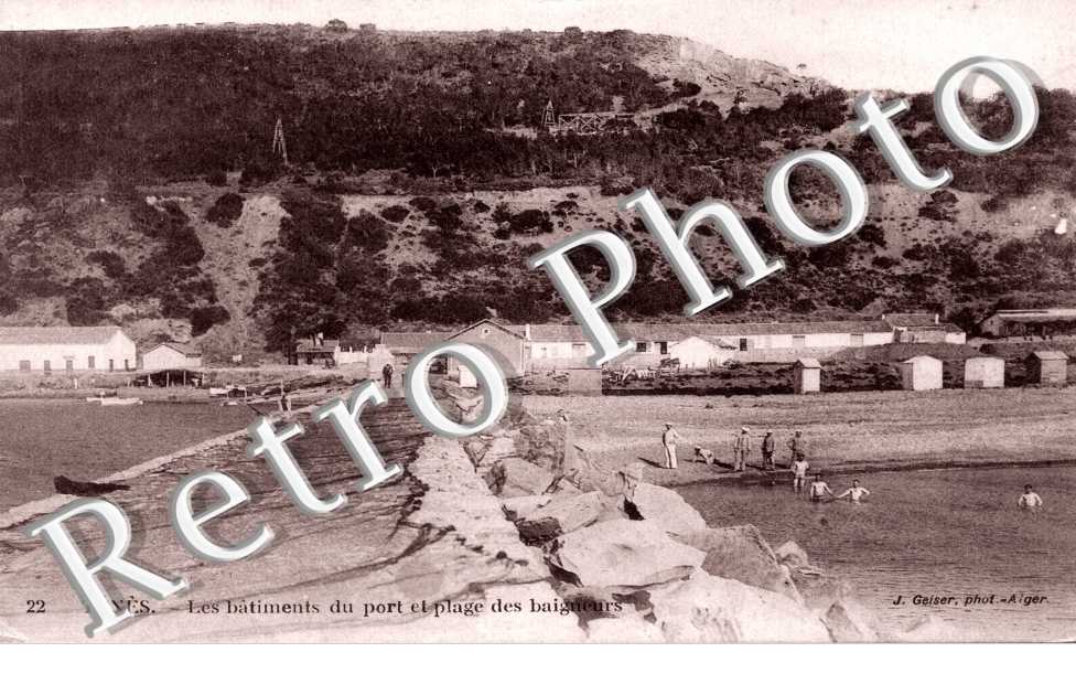 Les batiments du port et plage des baigneurs