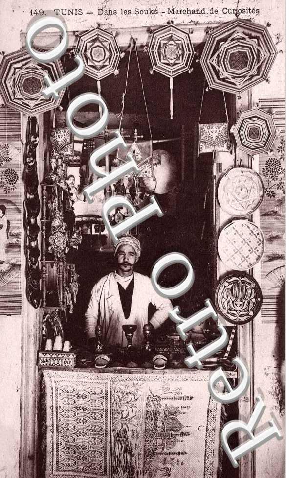Dans les souks - marchand de curiosites