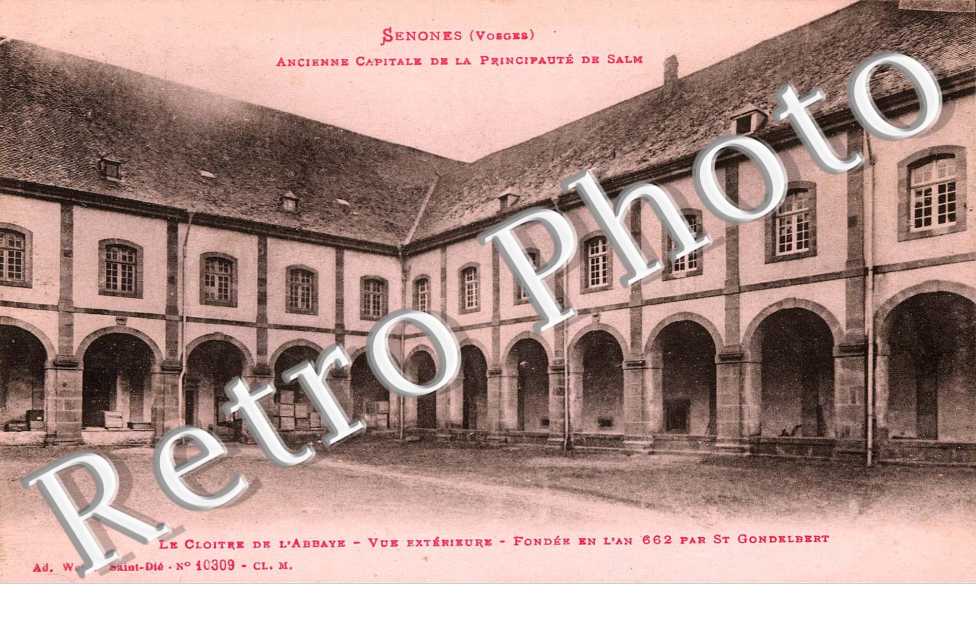 le cloitre de l'abbaye - fondee en l'an 662 par st Gondelbert