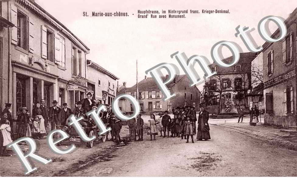 Grand' Rue avec monument 