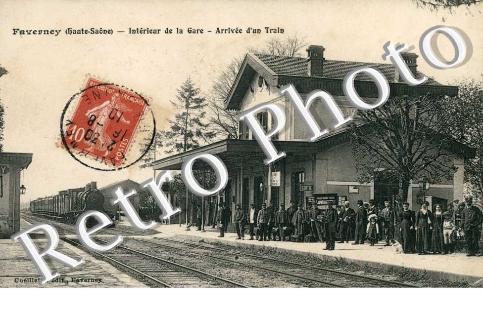 Intérieur de la gare - Arrivée d'un train