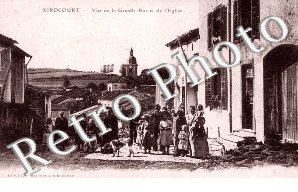 Vue de la grande rue et de l'eglise