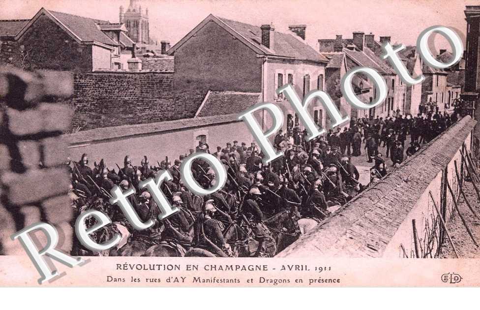 revolution en Champagne - avril 1911, dans les rues d' AY manifestants et dragons en presence