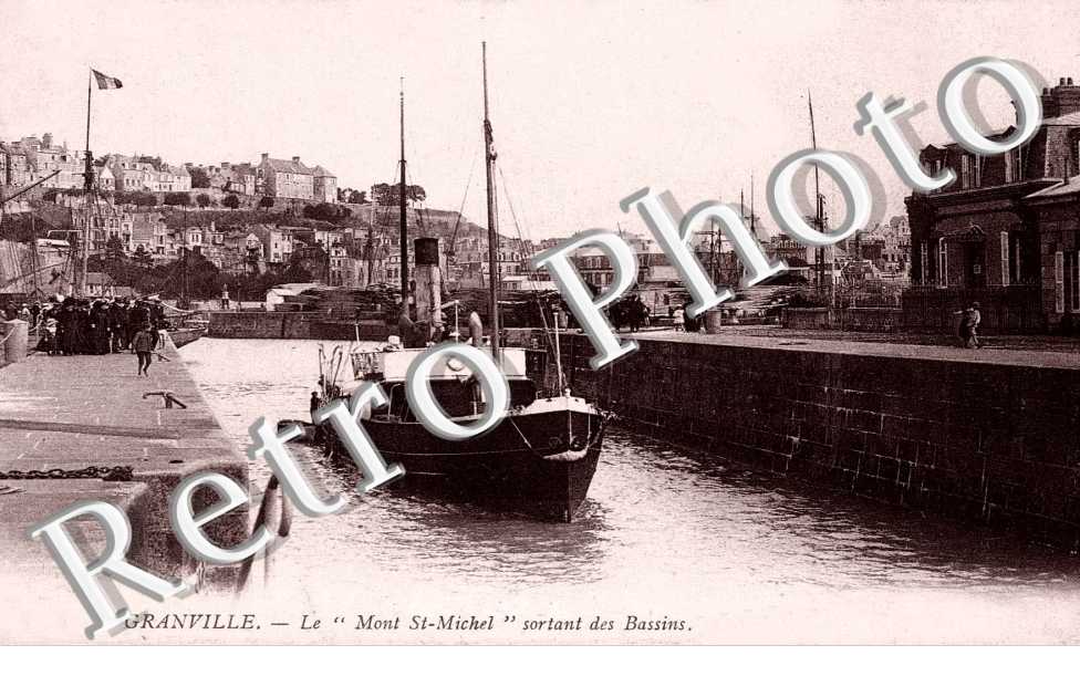 le Bateau "Mont St-Michel sortant des bassins