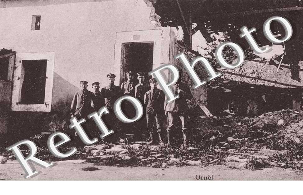 Soldats devant une maison en ruines