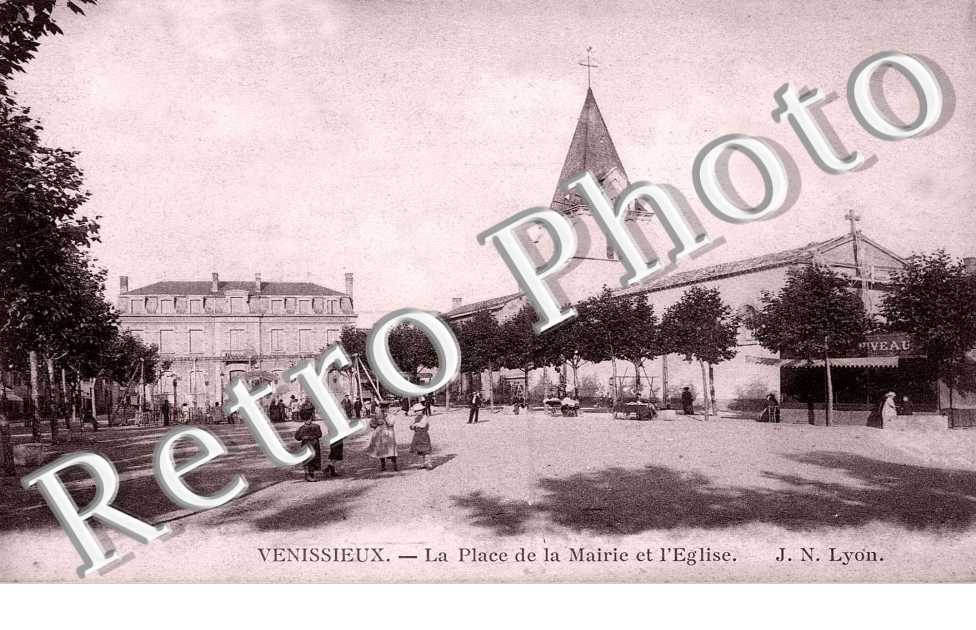 La place de la mairie et l'eglise
