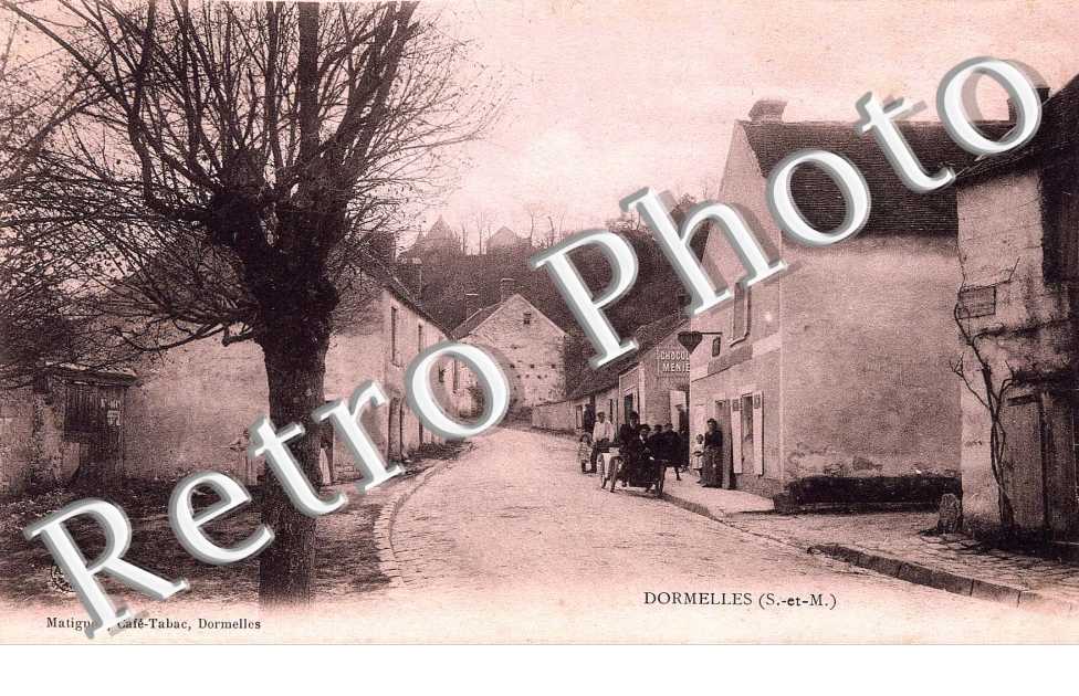 ( une rue du village )