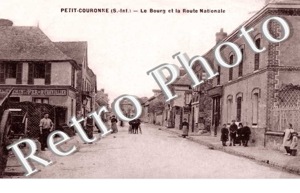 Le bourg, la route nationale et grille du chateau des Tourelles