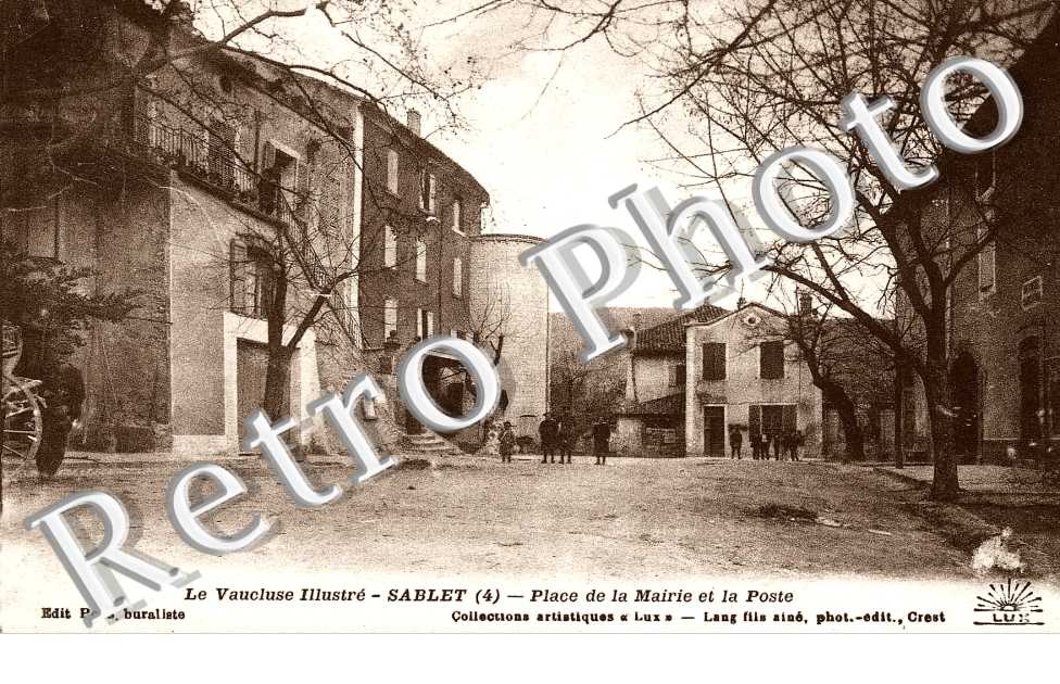 Place de la mairie et la poste
