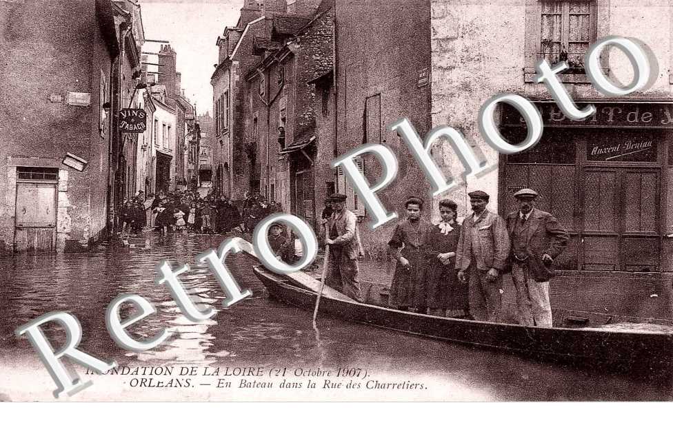 inondation de la loire (21octobre 1907), en bateau dans la rue des charretiers