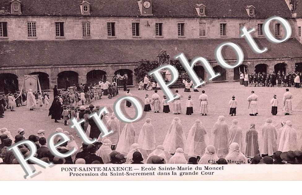 ECOLE SAINTE MARIE DU MONCEL PROCESSION DU SAINT-SACREMENT DANS LA GRANDE COUR