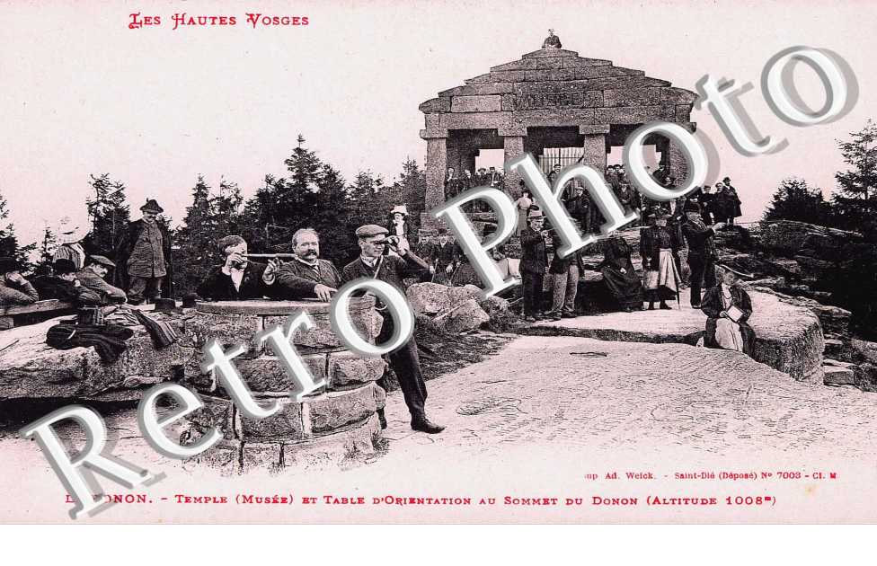 temple et table d'orientation au sommet du Donon