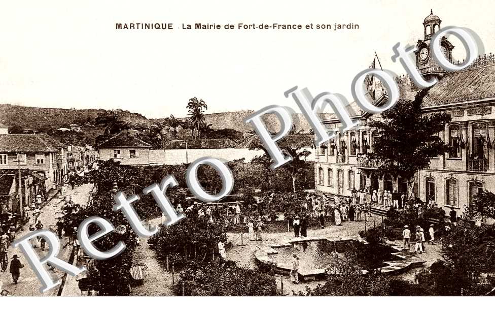 LA MAIRIE DE FORT DE FRANCE ET SON JARDIN