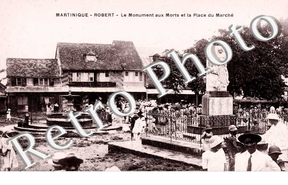 LE MONUMENT AUX MORTS ET LA PLACE DU MARCHE