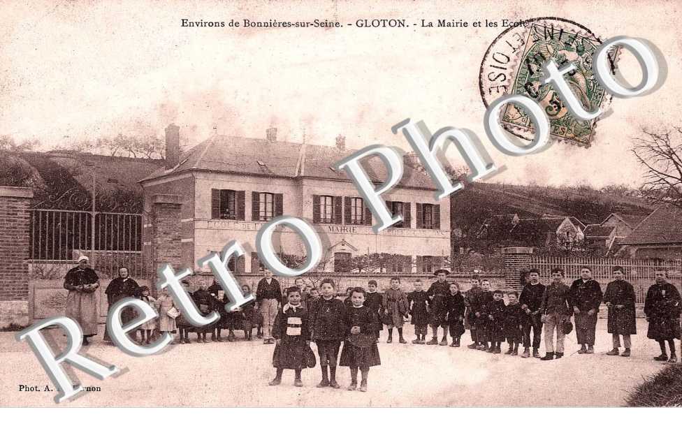 Gloton, La Mairie et les Ecoles