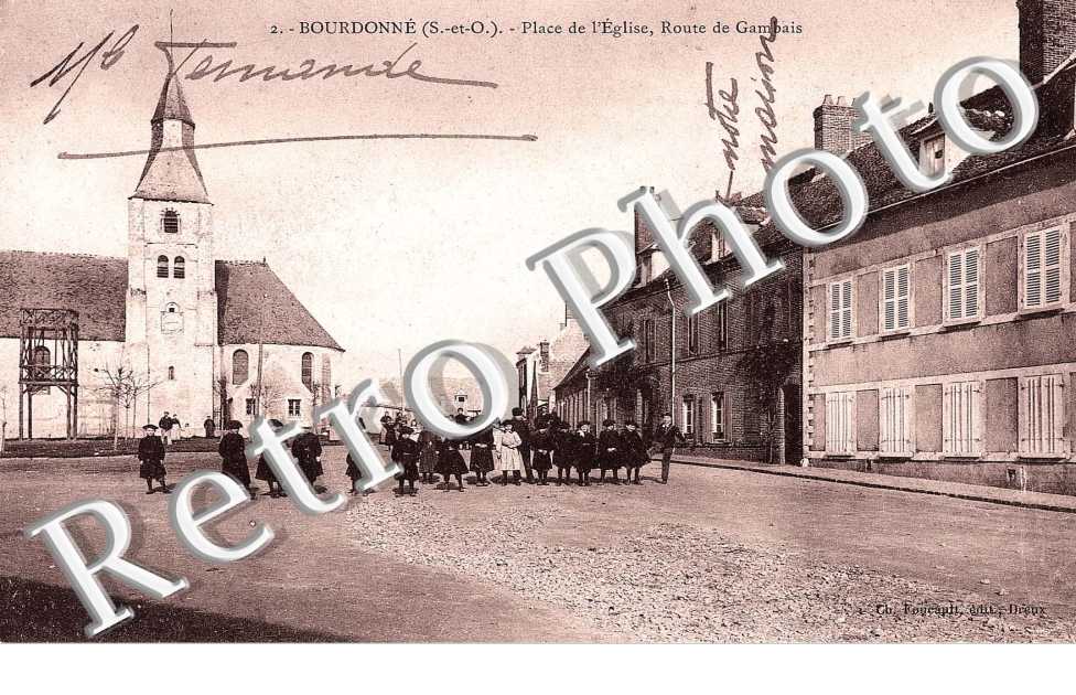 place de l'Eglise, route de Gambais