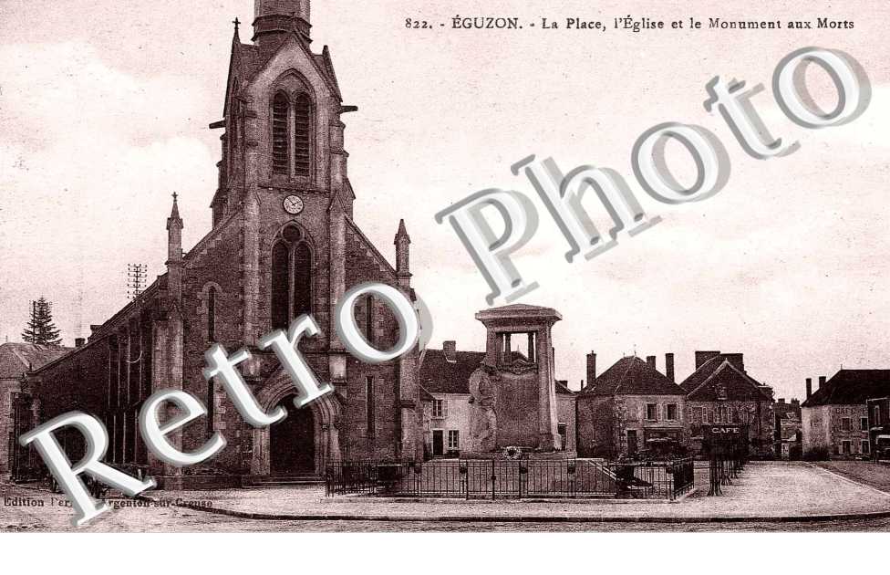 La place, l'eglise et le monument aux morts