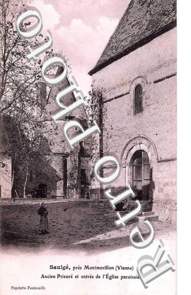 Ancien Prieure et entree de l'Eglise paroissiale