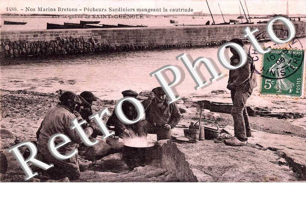 pecheurs sardiniers mangeant la cautriade sur la greve