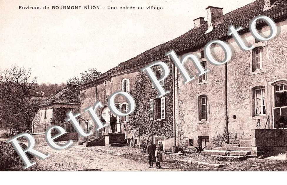 une entree au village