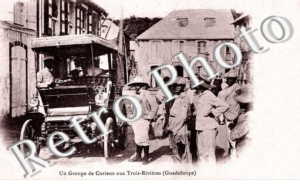 UN GROUPE DE CURIEUX AUX TROIS RIVIERES 