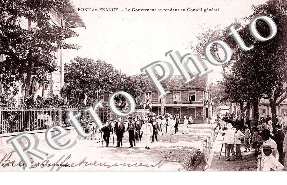 LE GOUVERNEUR SE RENDANT AU CONSEIL GENERAL