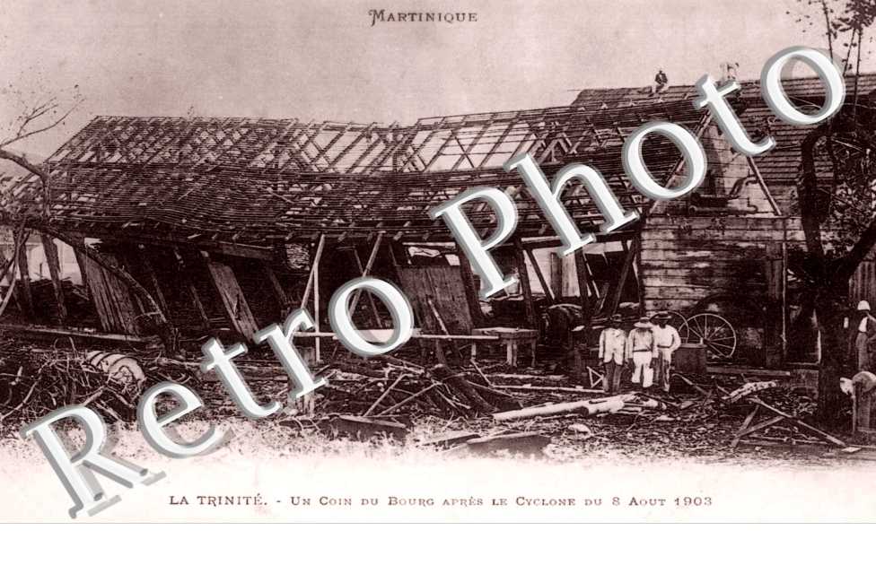 UN COIN DU BOURG APRES LE CYCLONE DU 8 AOUT 1903