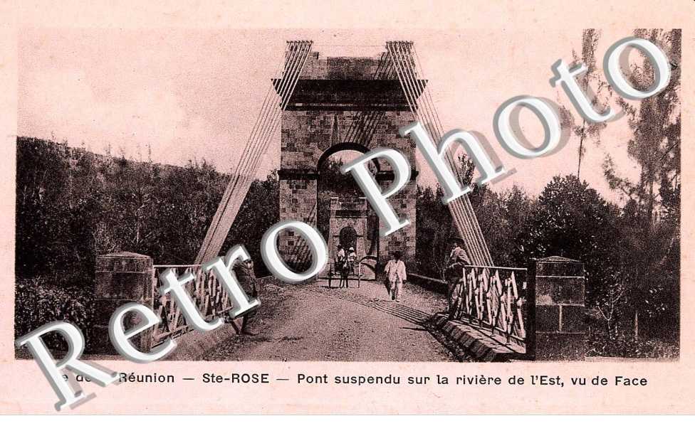 PONT SUSPENDU SUR LA RIVIERE DE L'EST, VU DE FACE