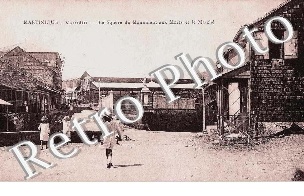 LE SQUARE DU MONUMENT AUX MORTS ET LE MARCHE