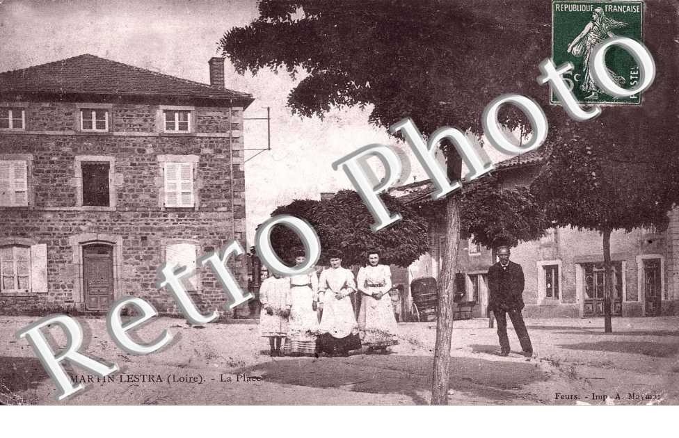 LA PLACE (ARBRE A DROITE) 