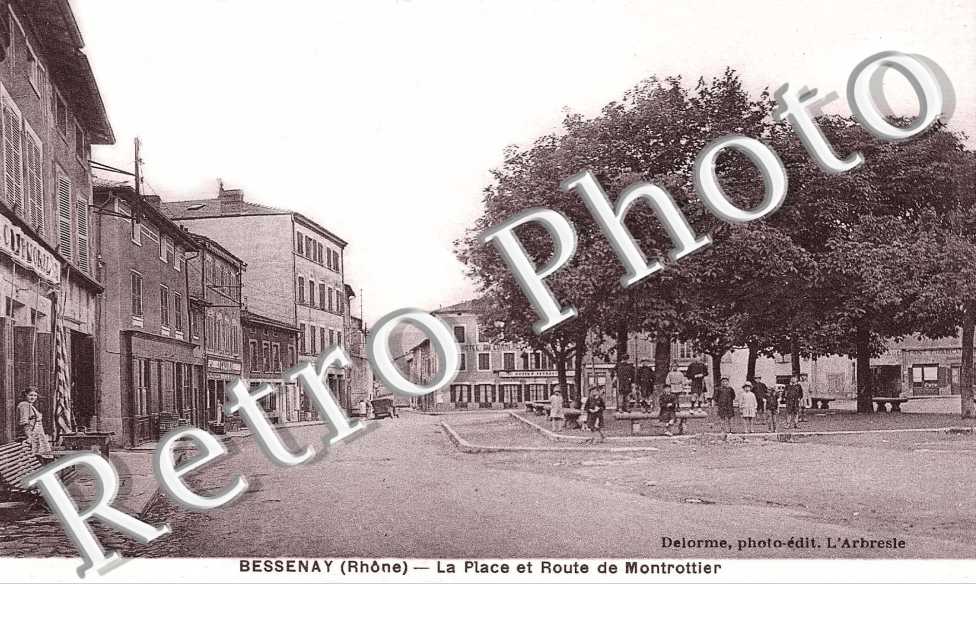 la place et route de Montrottier