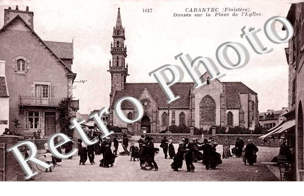 DANSES SUR LA PLACE de l'eglise