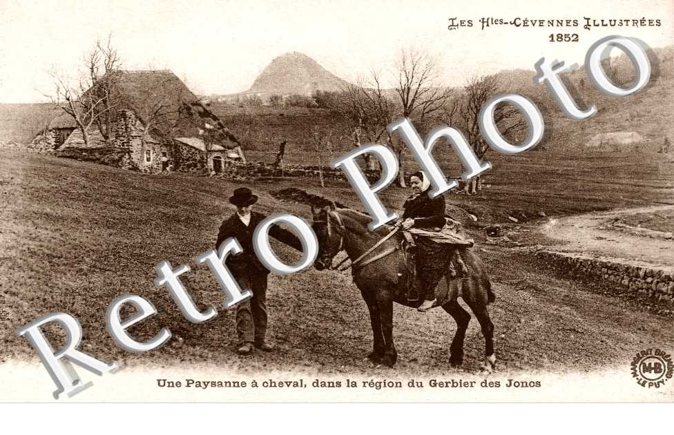 UNE PAYSANNE A CHEVAL dans la region du  Mont Gerbier des Joncs