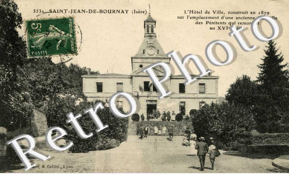l'hotel de ville, construit en 1879 sur l'emplacement d'une ancienne chapelle des penitents