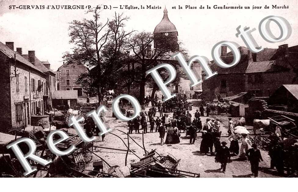 l'eglise, la mairie et la place de la Gendarmerie un jour de marche