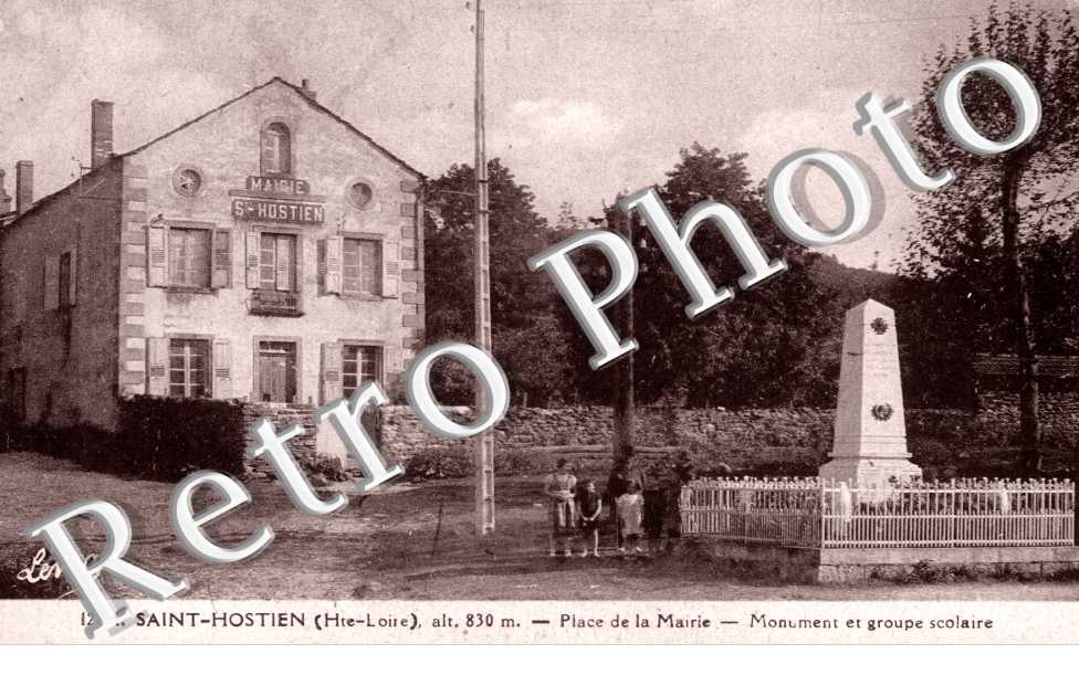 Place de la Mairie, Monument et Groupe Scolaire