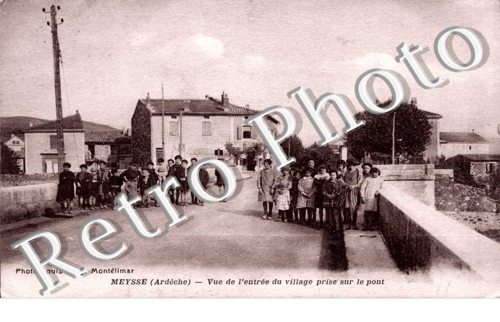 Vue de l'entree du village prise sur le pont
