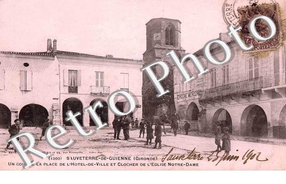 Un coin de la place de l'hotel de ville et clocher de l'eglise Notre-Dame