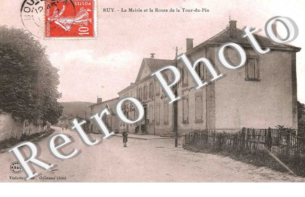 la mairie et la route de la Tou-du-Pin