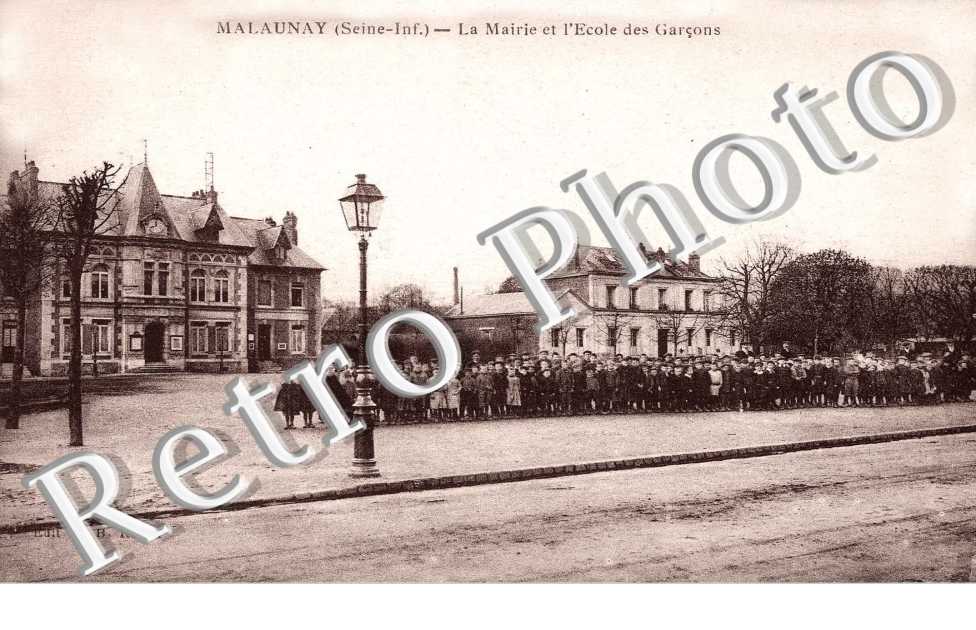 La mairie et l'ecole des garcons