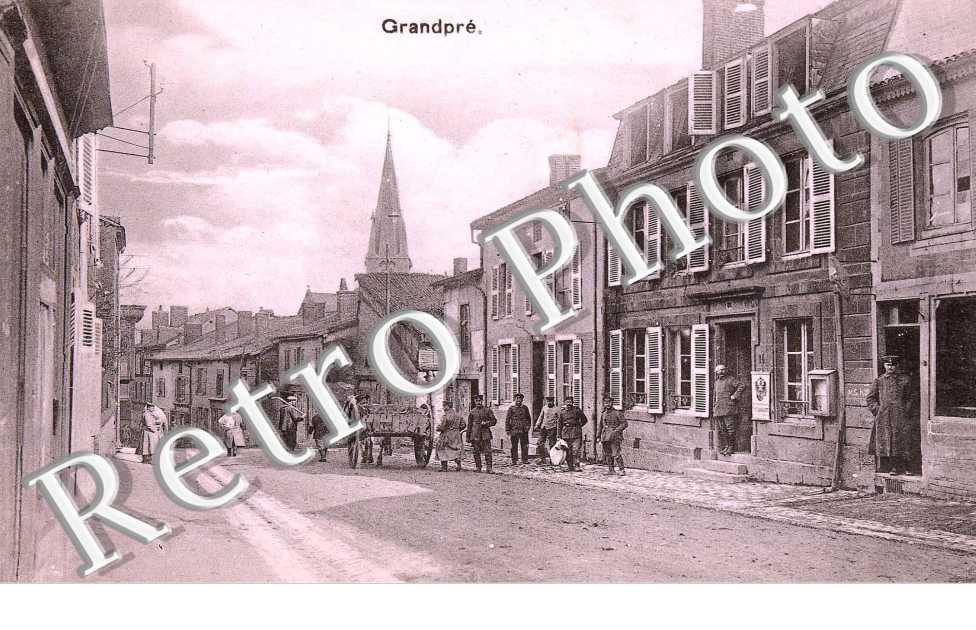 rue avec militaires et charette