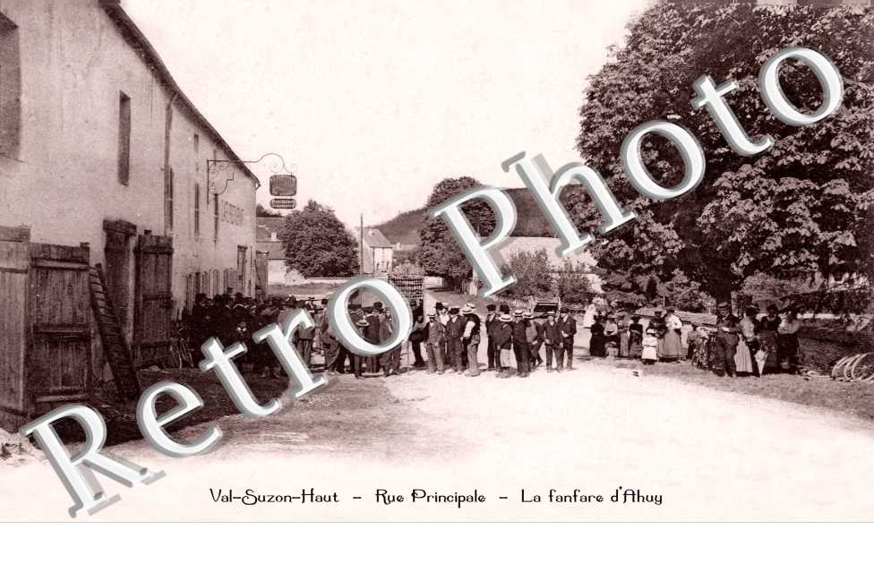 Val Suzon Haut - rue principale  la fanfare d'Ahuy en promenade