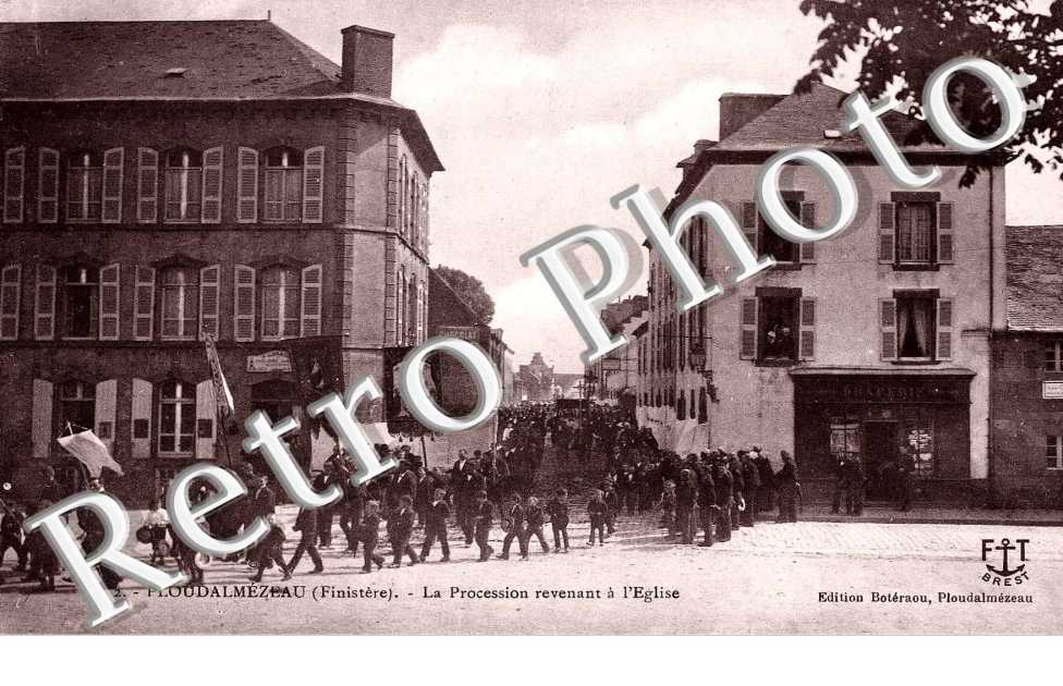 la procession revenant a l'eglise